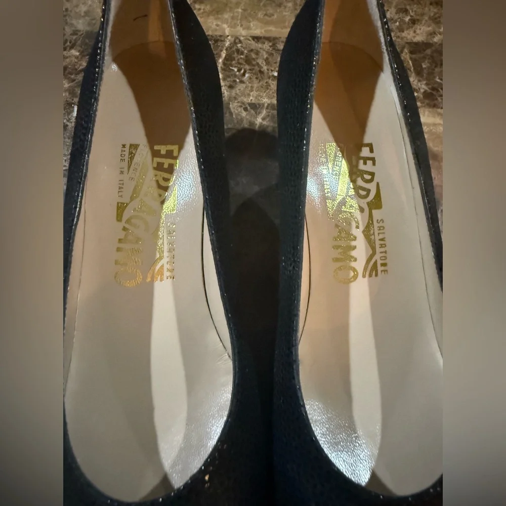 NWT Vintage Salvatore Ferragamo. Rio Nero Pebble Suede Pump. Size 6.5 AA.